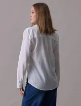 Camisa blanca a rayas verticales, marca Alex & Jordan. Tiene cuello con solapa, abertura central con botones y bolsillo aplicado en el pecho.