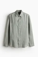 Camisa de lino verde militar H&M, de corte regular fit, con cuello camisero, manga larga y cierre frontal de botones.