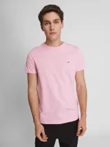 Remera Tommy Hilfiger de algodón color rosa, corte clásico, cuello redondo y logo bordado en el pecho.