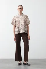 Pantalón ancho de tiro alto color marrón oscuro, con doble botón metalizado en la cintura.