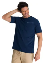 Remera de manga corta color azul marino con cuello redondo. Presenta el logo de la marca estampado en el pecho y una etiqueta pequeña con el logo en el dobladillo inferior.