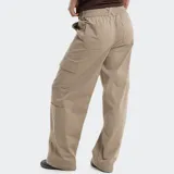 Pantalón cargo de corte holgado en color verde militar, con bolsillos laterales tipo cargo y costuras verticales decorativas en el frente.