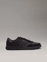 Zapatillas urbanas Calvin Klein de color negro, con detalles en cuero y gamuza. Presentan el logo de la marca en el lateral y suela de goma.