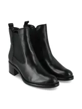 Bota tipo Chelsea de cuero negro con diseño combinado, presentando cuero liso en el frente y cuero con textura de reptil en el talón. Cuenta con paneles elásticos laterales y taco cuadrado bajo.
