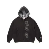 Campera con cierre de algodón color negro, con capucha forrada en tela escocesa blanca y negra. Presenta tres apliques bordados verticales del logo de los Chicago White Sox en el frente. Tiene bolsillo canguro y logo de la MLB en la manga.
