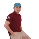 Remera tipo polo color amarillo con cuello clásico y logo bordado en el pecho. Corte recto y mangas cortas.