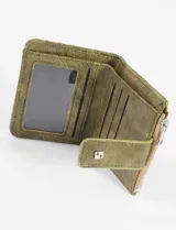 Tarjetero billetera de cuero vegano en color fucsia, con diseño acolchado y textura efecto craquelado. Cuenta con un compartimento principal con cierre metálico superior y un bolsillo frontal con solapa y broche a presión.