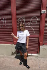 Remera blanca de algodón con cuello redondo y manga corta, con texto estampado en negro en el pecho que dice "If I am flirting with you, please cooperate".