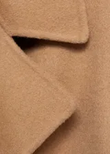 Abrigo tipo batín de lana reciclada, con diseño oversize, cuello con solapas, manga larga, dos bolsillos delanteros y cinturón desmontable para ajustar a la cintura.
