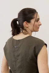 Remera marrón sin mangas, de corte recto y escote redondo.