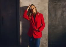 Blazer de pana forrado de color rojo, con solapa de muesca, bolsillos con solapa y botones dorados con relieve. Diseño de corte recto y estructurado.