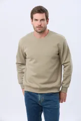 Buzo deportivo color caqui con cuello redondo, mangas largas y puños y dobladillo acanalados. Cuenta con interior en micropolar y un pequeño logo bordado al tono en el pecho.