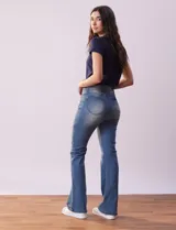Jean bootcut de tiro alto, pierna recta y terminación bootcut. Pretina con pasadores, botón y cierre. Delantera y trasera con bolsillos.