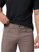 Pantalón de corte recto y color marrón, de diseño clásico con cinco bolsillos, trabillas para cinturón y tecnología Omni-Wick para mayor comodidad y absorción de la humedad.