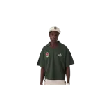 Remera polo de manga corta de Eme Studios, color verde militar, con cuello en V y detalles en rojo y blanco. Cuenta con un parche bordado estilo escudo con la palabra "GOLF" en el pecho derecho y la inscripción "EMESTUDIOS GOLF" bordada en el izquierdo.