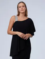 Vestido corto negro de RM Richards, con un hombro descubierto y una manga corta con volado. Presenta un aplique de lentejuelas plateadas en el tirante.