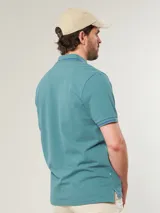 Polo de piqué color verde agua con cuello clásico y tapeta de dos botones.