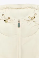 Cazadora acolchada color marrón con capucha ajustable, cuello subido y cierre frontal de cremallera. Presenta diseño combinado con mangas largas de tejido liso y cuerpo acolchado con costuras en chevrón, además de bolsillos laterales con cierre invisible.