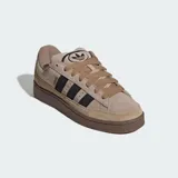Championes Adidas Campus ST de estilo urbano inspirado en los años 90. Presentan un exterior de gamuza y lona en tonos marrones con las icónicas tres tiras laterales en color negro. Cuentan con suela de caucho resistente y cierre mediante cordones.