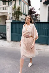 Falda midi de tul color rosa pálido, con forro de encaje y cintura elástica.