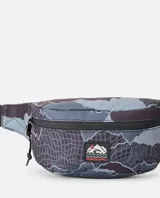 Riñonera Rip Curl modelo Search Camo, confeccionada con tejido Hydro Protech resistente al agua, con estampado de camuflaje en tonos grises y negros. Cuenta con un compartimento principal con cierre, bolsillo frontal seguro, parche con el logo de la marca y correa ajustable con hebilla.