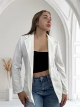 Blazer blanco de crepe con solapas y bolsillos delanteros.