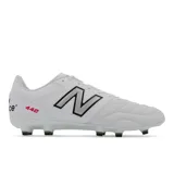 Championes de fútbol New Balance modelo 442 V2 Team FG, color blanco con logo lateral en negro y plateado. Presenta un empeine de cuero de calidad superior con patrón de costuras rediseñado, base ligera de TPU con tapones diseñados para terrenos firmes y cierre con cordones.
