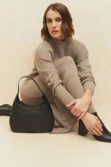 Mini bag negra de símil cuero texturizado con asa fija.