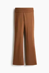 Pantalón marrón de punto de algodón suave, con cintura ancha plegable y perneras rectas ligeramente acampanadas.