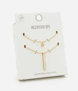 Collar doble en capas de acero inoxidable dorado, compuesto por una cadena corta con dije redondo pequeño y una cadena larga con dije rectangular alargado con incrustación de nácar.