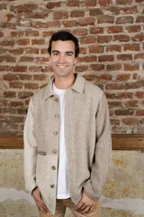 Camisa de hombre estilo leñadora con diseño patchwork en tonos beige y marrón. Presenta coderas, cartera americana y bolsillo ojal en el delantero. Confeccionada en lana fina sin teñir.