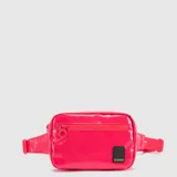 Riñonera Bubba de diseño rectangular, confeccionada en tela impermeable color fucsia. Cuenta con cierre frontal, compartimento principal con organizadores internos y correa ajustable con hebilla.