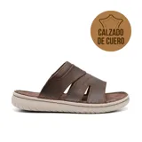 Sandalia casual de cuero color marrón con tiras anchas y suela de goma color beige.