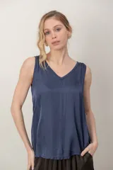 Musculosa con frente de satén y escote en V, de diseño holgado.