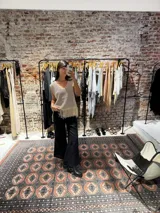 Chaleco tejido color beige con terminación en flecos.