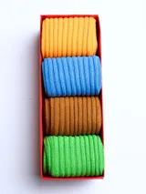 Pack de cuatro pares de medias de algodón, poliamida y elastano, con diseño acanalado en colores verde, marrón, azul y amarillo.