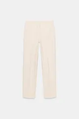 Jeans de mezclilla azul claro, tiro medio, corte recto y ligeramente acampanado en el bajo. Presenta cinco bolsillos y cierre frontal con cremallera y botón metálico.