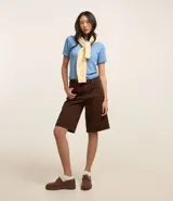 Blusa básica de cuello redondo y manga corta con detalle de dobladillo plegado. Confeccionada en tejido de viscosa con spandex, ofrece un ajuste cómodo y versátil.