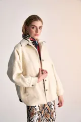 Saco color crema de lana con cuello camisero, cierre con botones y bolsillos laterales. Diseño exclusivo de Malva confeccionado en Chile.