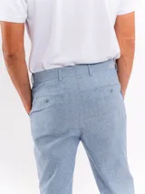 Pantalón de corte recto color celeste melange, confeccionado en mezcla de algodón y lino, con bolsillos laterales y trabillas para cinturón.