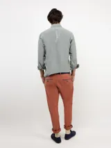 Camisa de micropana celeste para hombre, de corte regular fit y manga larga. Cuenta con cuello abotonado, cierre frontal con botones y detalle de vivo liso en el interior de los puños.