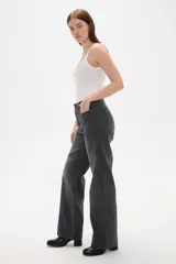 Pantalon de jean de corte recto y tiro alto, en color gris oscuro con efecto lavado.