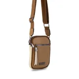 Phone bag color marrón claro con laterales beige, bolsillo frontal con cierre y tirador con flecos. Tiene espacio para celular y billetera, y correa de galón regulable y desmontable.