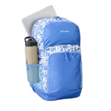 Mochila Rip Curl modelo Chaser de 33 litros, color azul celeste con estampado blanco de motivos florales y geométricos. Presenta un compartimento principal, un bolsillo frontal con cierre y bolsillos laterales de malla.