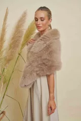 Cuello de piel sintética color visón, de diseño amplio y envolvente.