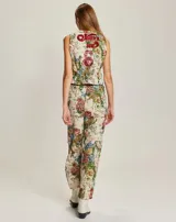 Chaleco de jacquard con estampado floral, escote en V pronunciado y cierre frontal con botones.