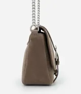 Cartera bandolera pequeña de estructura rígida en gamuza sintética color marrón. Presenta una tapa frontal con detalle de tira central y hebilla decorativa, y una correa larga de cadena metálica.