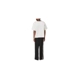 Remera de manga corta Y-3 color gris claro con cuello redondo negro, el característico logo Y-3 en el pecho y las tres tiras de Adidas en los hombros.