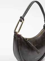 Bolso de hombro Adolfo Dominguez modelo Luna, con diseño de media luna y textura craquelada. Cuenta con un compartimento principal con cierre de cremallera, bolsillo interior, asa corta tubular con detalle metálico y logo grabado en el frente.