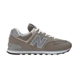 Championes New Balance modelo ML574EVG, color gris con detalles en blanco, confeccionados en gamuza y malla, con logo "N" característico en los laterales y entresuela ENCAP.